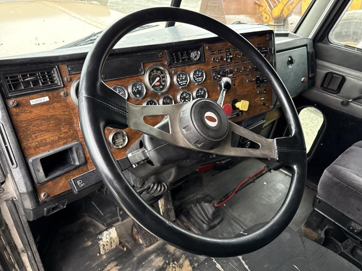 1999-peterbilt-379-image-78