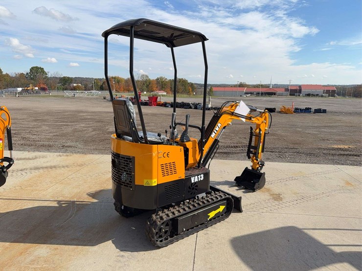 2025-miva-va13-mini-excavator-image-3