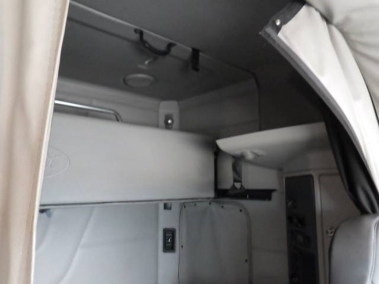 peterbilt-579-image-7