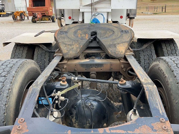 2009-peterbilt-389-image-5