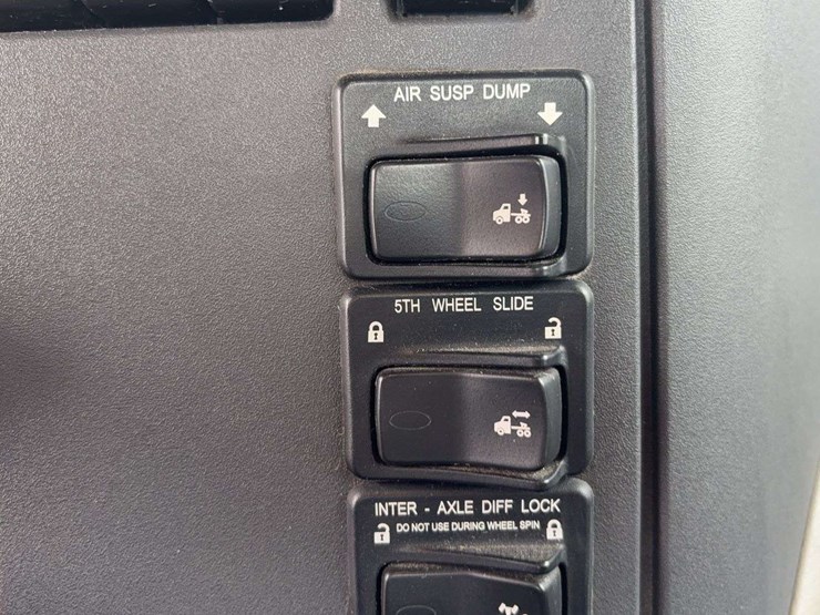 2018-peterbilt-579-image-55