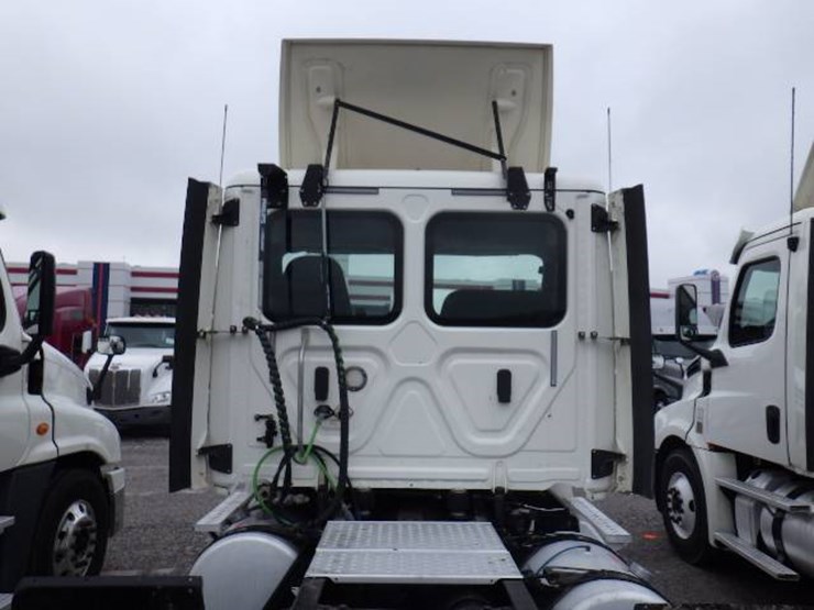 2018-freightliner-cascadia-126-image-13