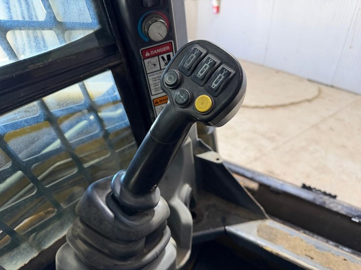 2015-gehl-v270-image-23