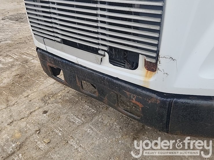 2001-freightliner-fl60-image-32