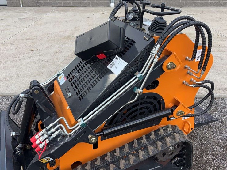 landhero-mini-stand-on-skid-loader-image-11