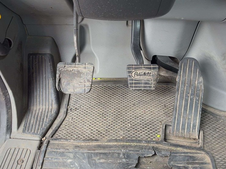 2018-peterbilt-579-image-42