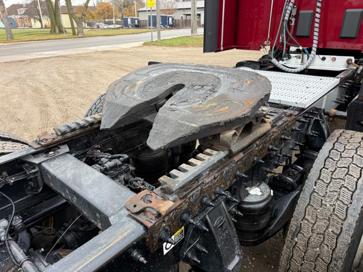 2020-peterbilt-579-image-13