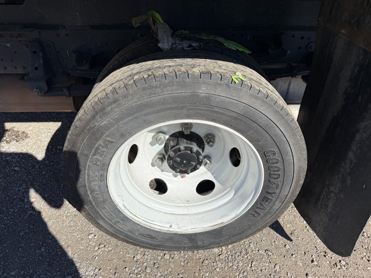 2024-isuzu-nrr-image-12