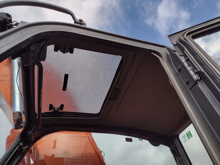 hitachi-zx270-lc-3-image-12