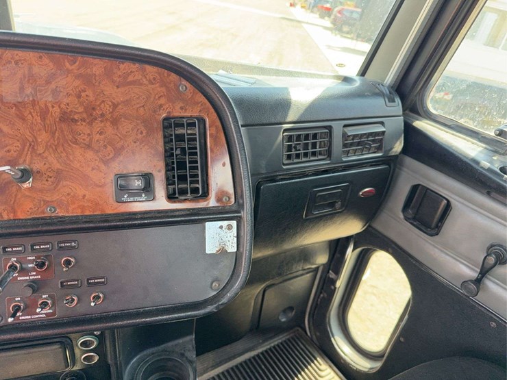 2003-peterbilt-379-image-42