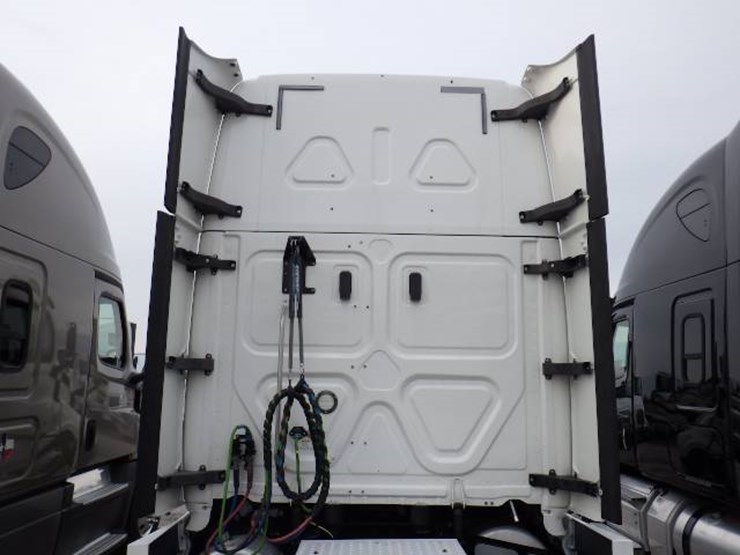 freightliner-cascadia-126-image-14