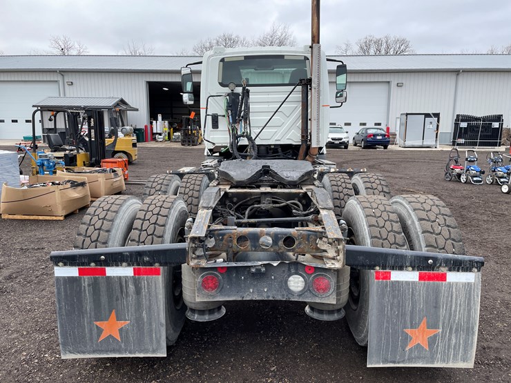 #1054-•-2015-international-tandem-axle-day-cab-semi-tractor-(has-wi-title)-image-6