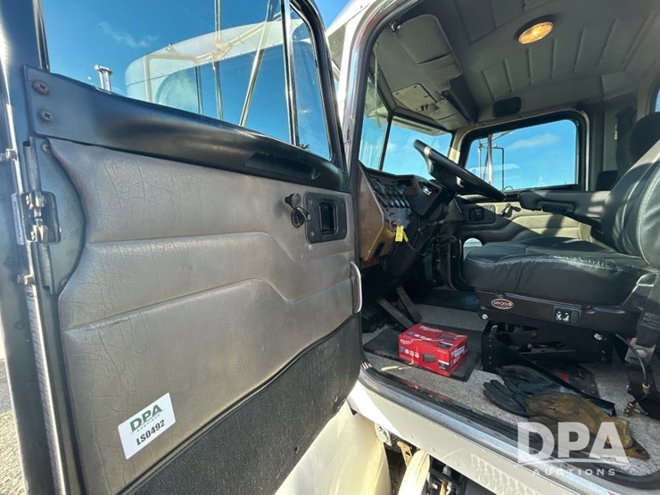 peterbilt-330-image-36