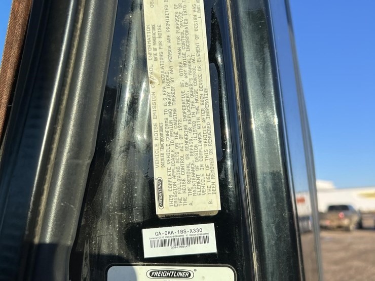 2012-freightliner-cascadia-125-image-18
