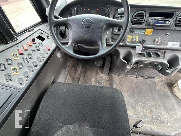 2014-thomas-saf-t-liner-c2-image-27