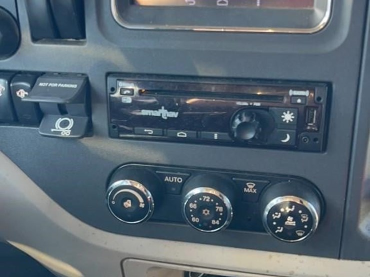 2019-peterbilt-567-image-16