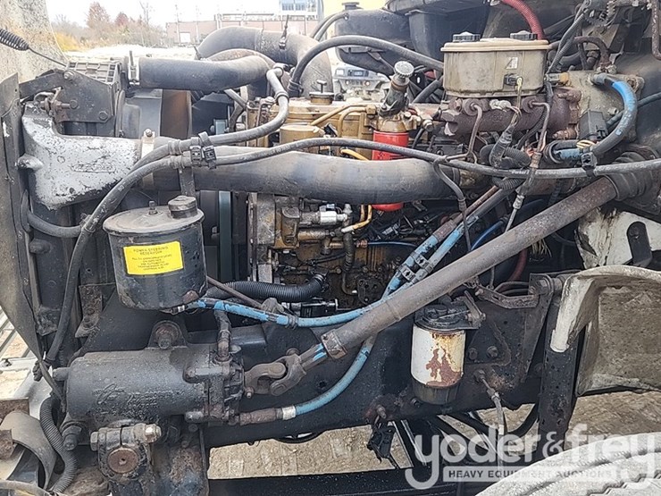 2001-freightliner-fl60-image-34