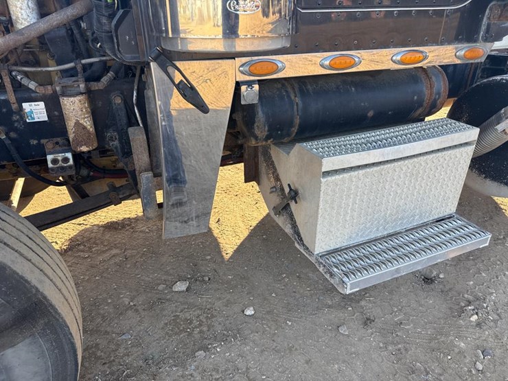 2008-peterbilt-388-image-38