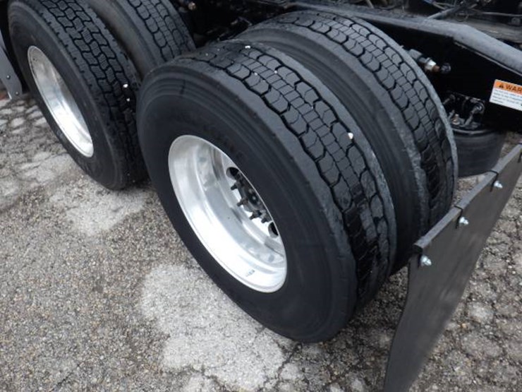 2019-freightliner-cascadia-126-image-16