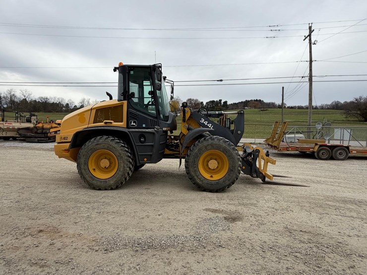 2020-deere-344l-image-7