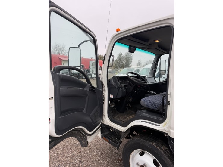 2023-isuzu-npr-image-10