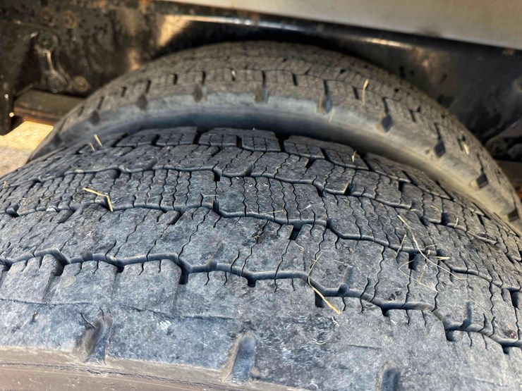 2017-freightliner-m2-106-image-9