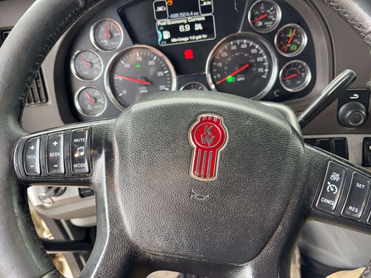 2016-kenworth-t880-image-48