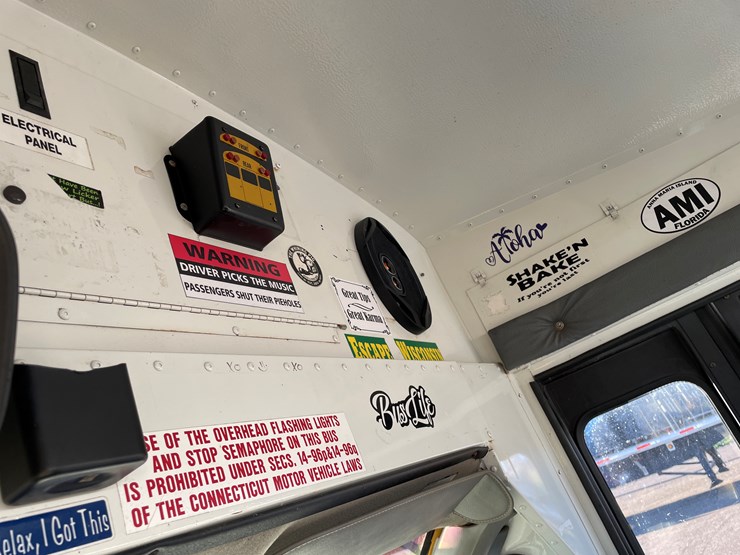 #1071-•-1999-chevy-short-bus-(has-wi-title)-image-28