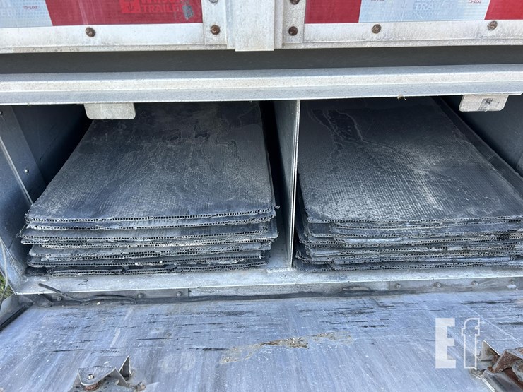 2019-wilson-livestock-trailer-image-36