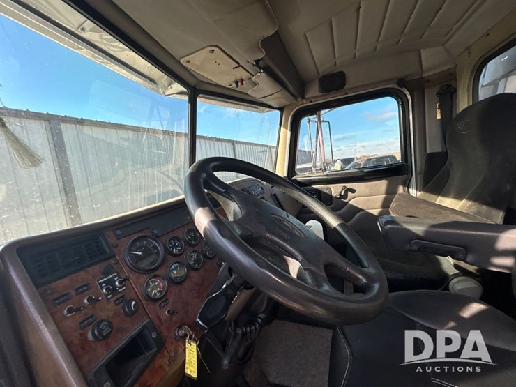 peterbilt-330-image-38