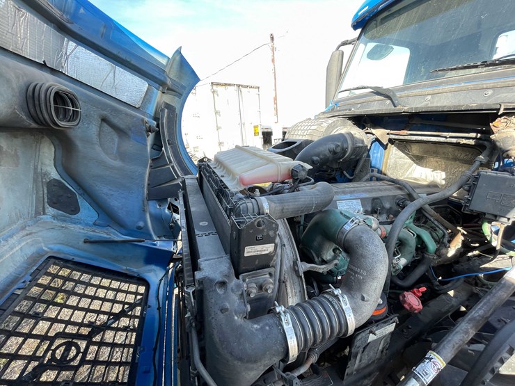 #202-•-2015-volvo-semi-tractor-(has-wi-title)-(denmark,-wi)-image-64