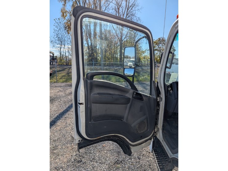 2015-isuzu-npr-image-14