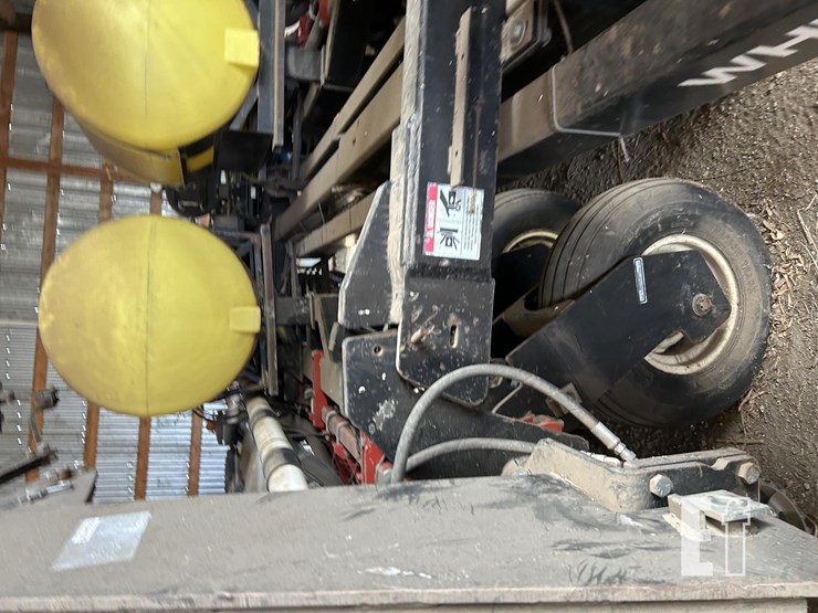 2004-white-8516-image-4