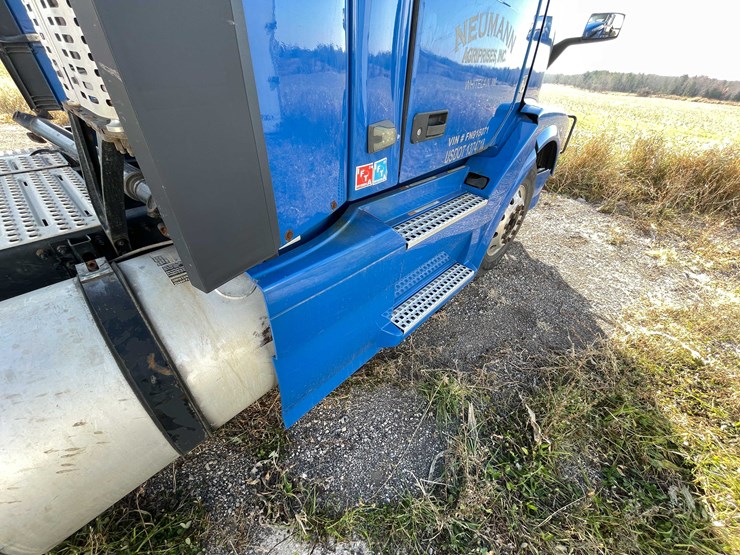 #202-•-2015-volvo-semi-tractor-(has-wi-title)-(denmark,-wi)-image-41