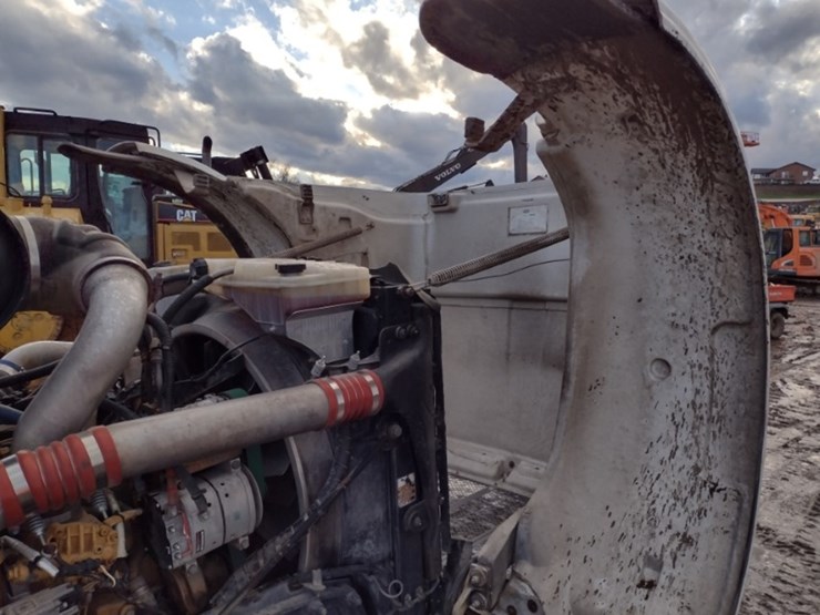 peterbilt-365-image-17