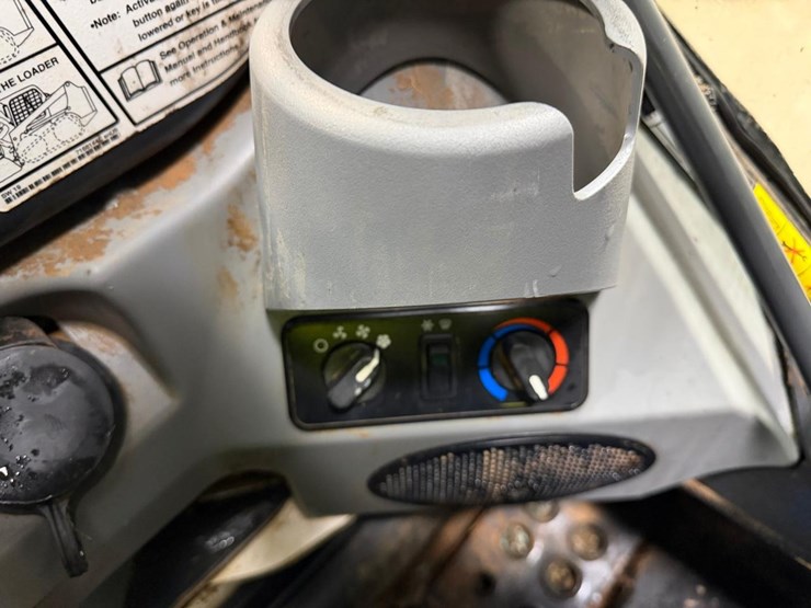 2022-bobcat-t740-image-26