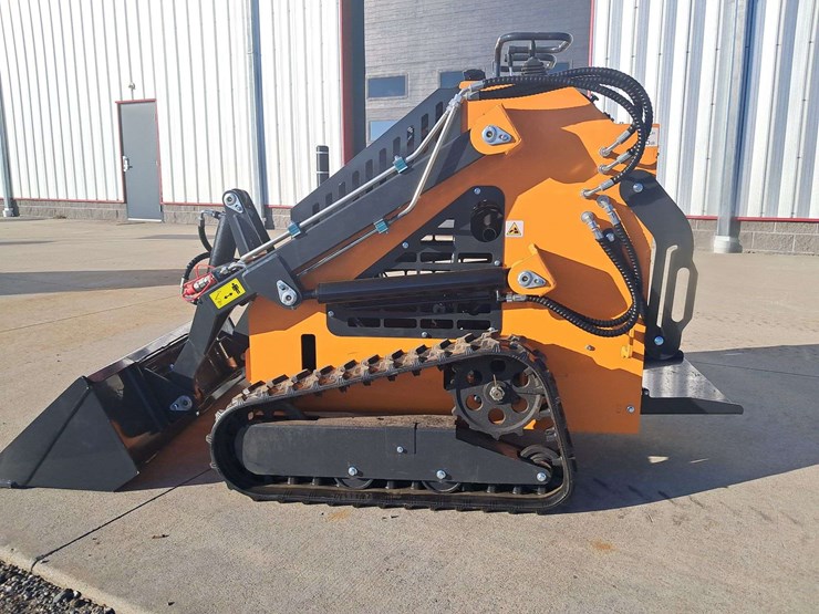 2025-landhero-mini-stand-on-skid-loader-image-4