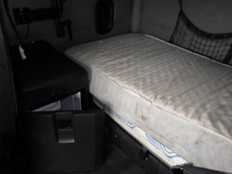 2019-freightliner-cascadia-126-image-22