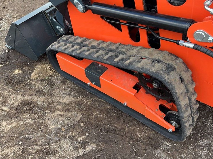 landhero-mini-stand-on-skid-loader-image-6