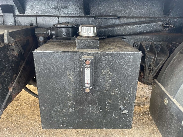 international-4900-image-16