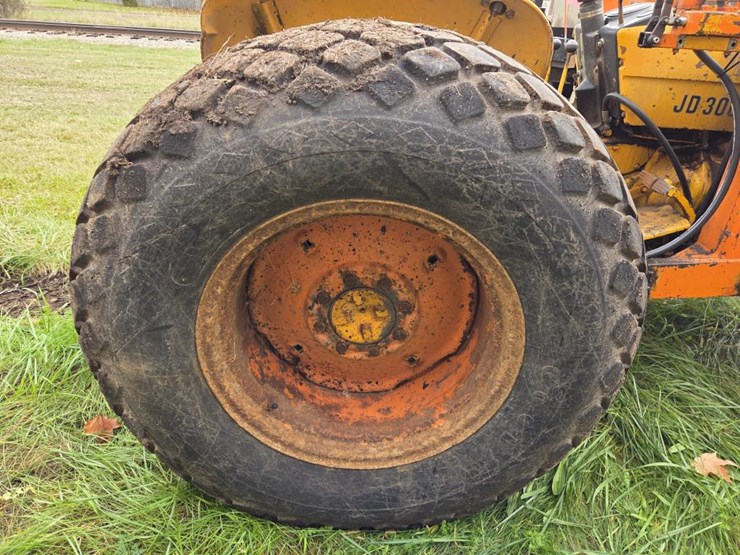 john-deere-300-image-48