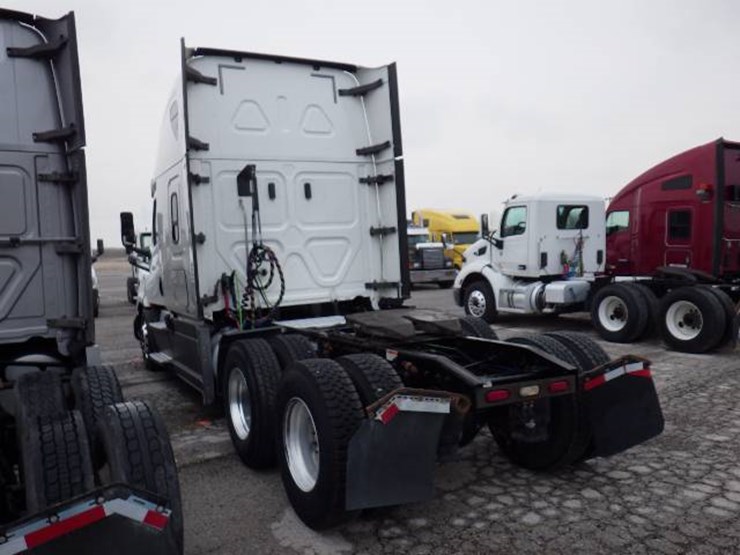 2019-freightliner-cascadia-126-image-14