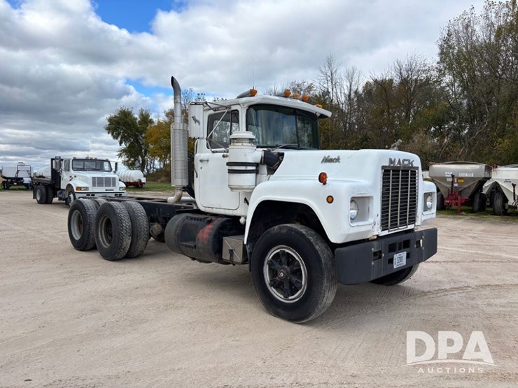 1985-mack-r686st-image-1