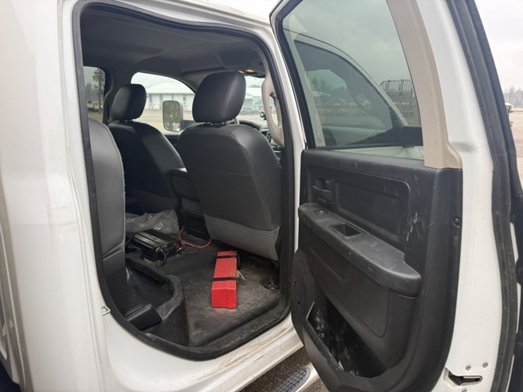 #1830-•-2015-ram-5500-4x4-service-truck-image-28