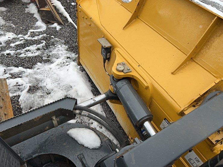 2023-deere-700l-image-6