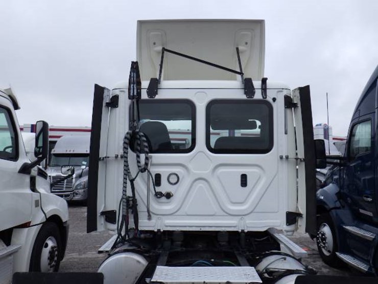 freightliner-cascadia-126-image-12