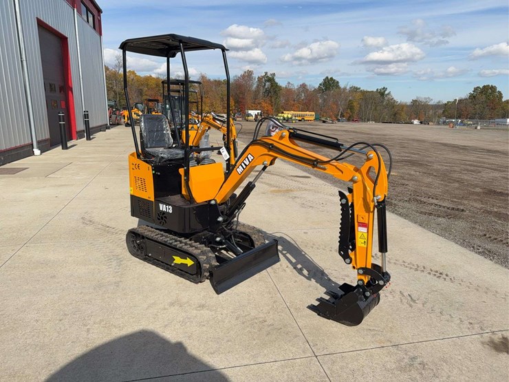 2025-miva-va13-mini-excavator-image-2