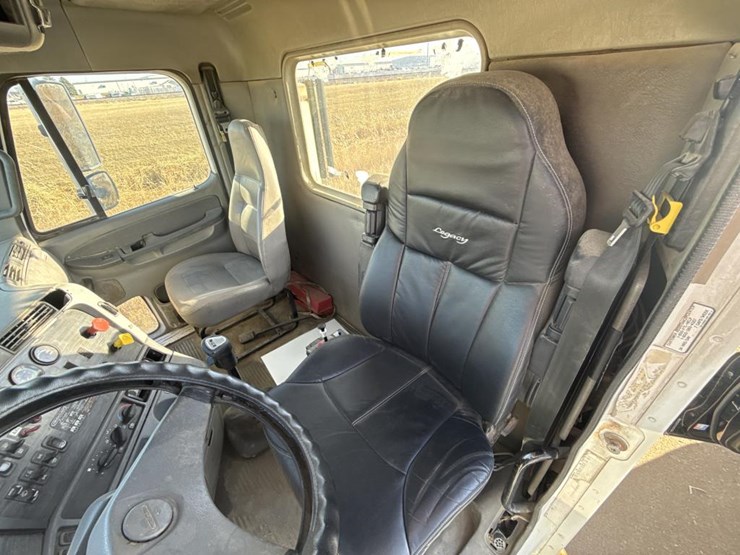 2007-freightliner-columbia-120-image-86