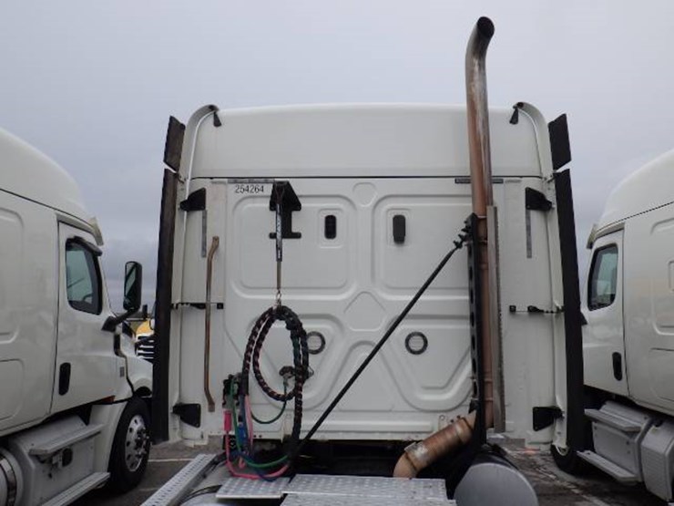 freightliner-cascadia-126-image-13