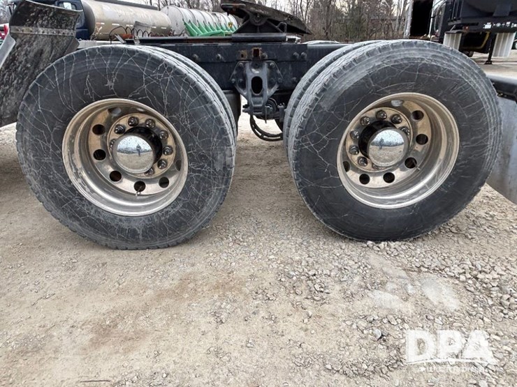 peterbilt-579-image-25